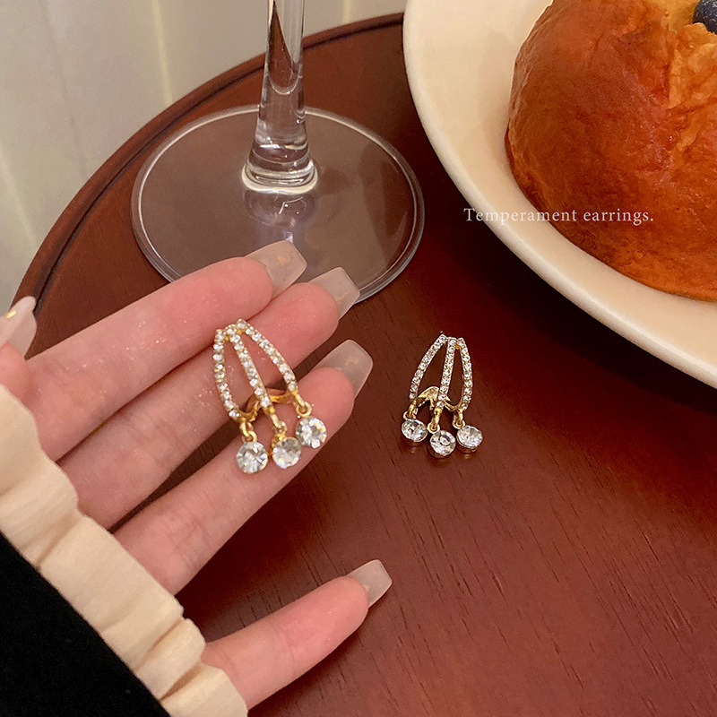 S925 Silver Needle, light luxury, simple Zircon U-shaped earrings, women's fashion, niche, high-end design sense, versatile and popular earrings Application Scenario