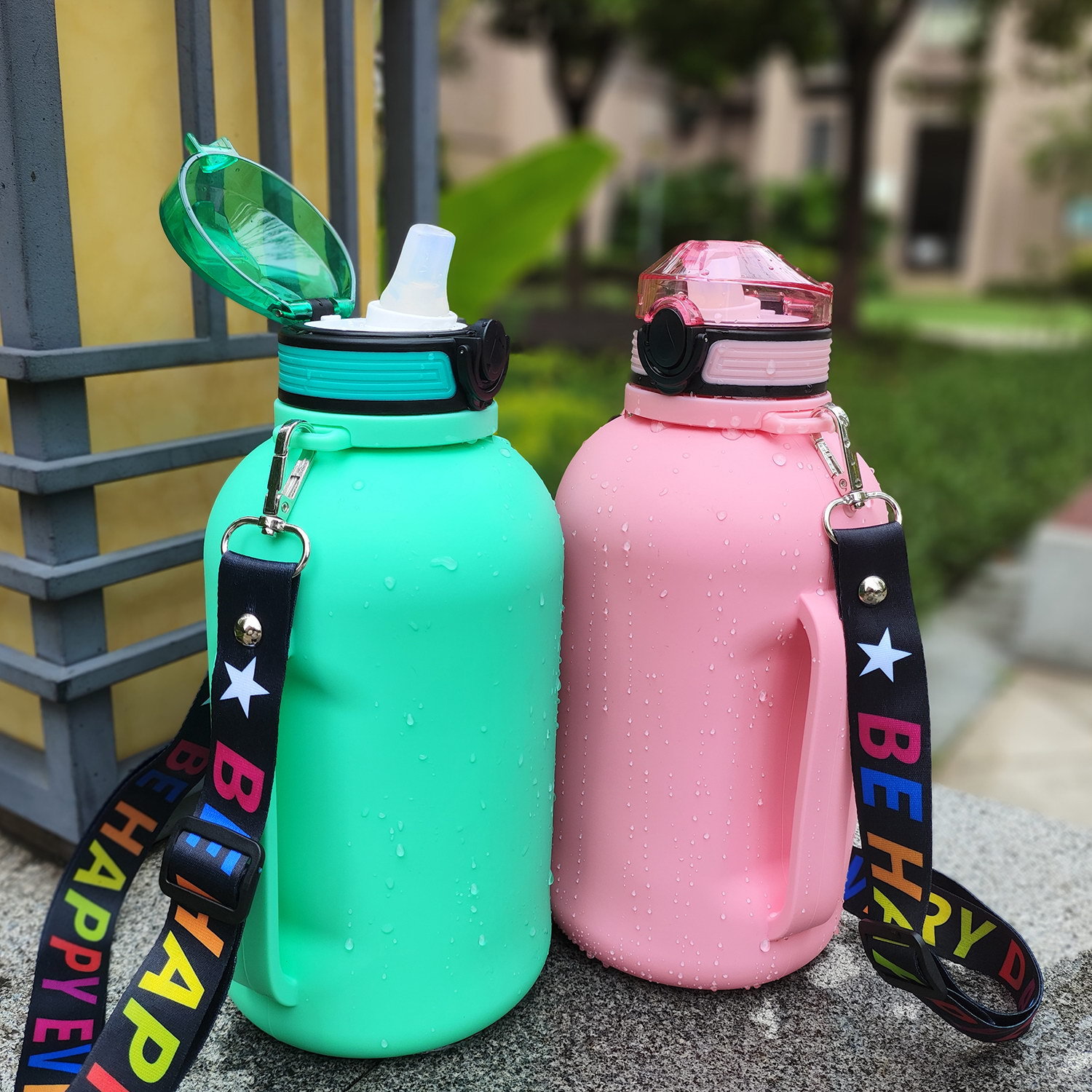 Portable half-gallon 2L large-capacity outdoor sports non-toxic silicone foldable spout water bottle with shoulder details Picture