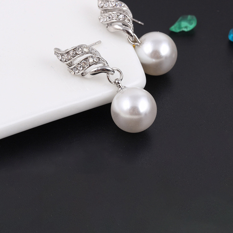 The popular cross-border export product, the dynamic pearl stud necklace, spiral jewelry, Korean minimalist style accessory set N5260 Application Scenario