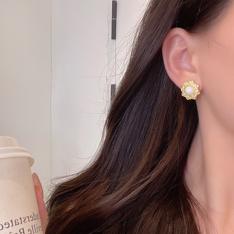 Irregular rose flower stud earrings from Europe and America, Hong Kong style, retro metallic feel, unique and individual earrings, popular and best-selling earrings Application Scenario