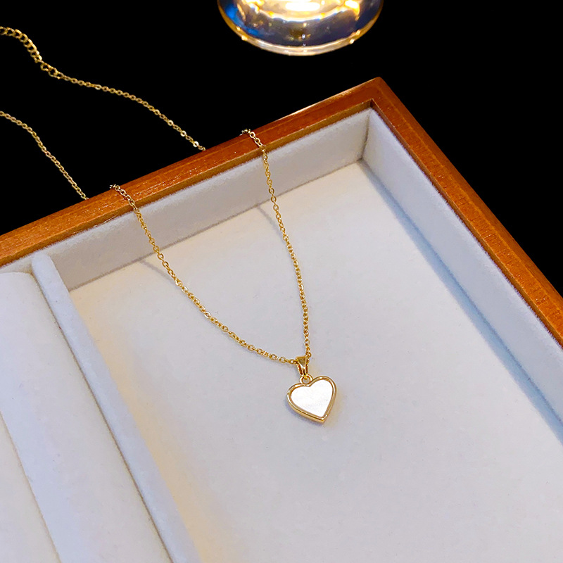 Fashionable and simple white acrylic heart-shaped necklace, a rare and versatile titanium steel collarbone chain, a stylish and elegant accessory wholesale Application Scenario