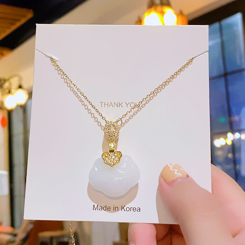 The national trend Xiangyun peace pendant, imitation chalcedony glass pendant, titanium steel necklace, women's light luxury and high-end feel, versatile collarbone chain Specification drawing