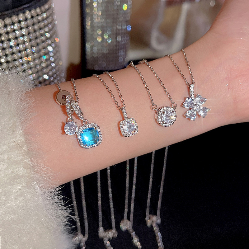 Ins-style diamond-encrusted small sugar cube titanium steel necklace, super fairy-like feminine charm, versatile and high-end collarbone chain necklace accessory full figure