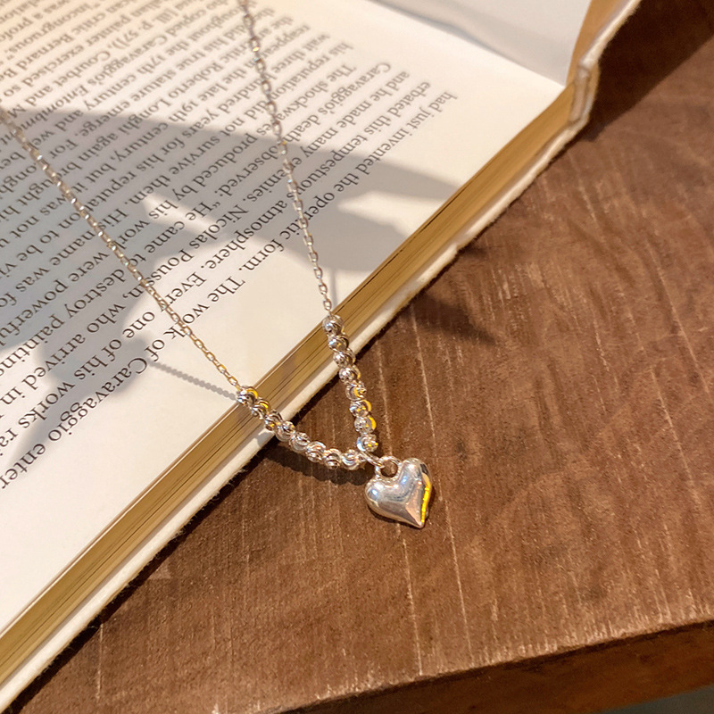 This is an InS-style trendy and trendy three-dimensional heart-shaped necklace for women, featuring a light luxury, niche and versatile style. It's a striped round bead collarbone chain details Picture