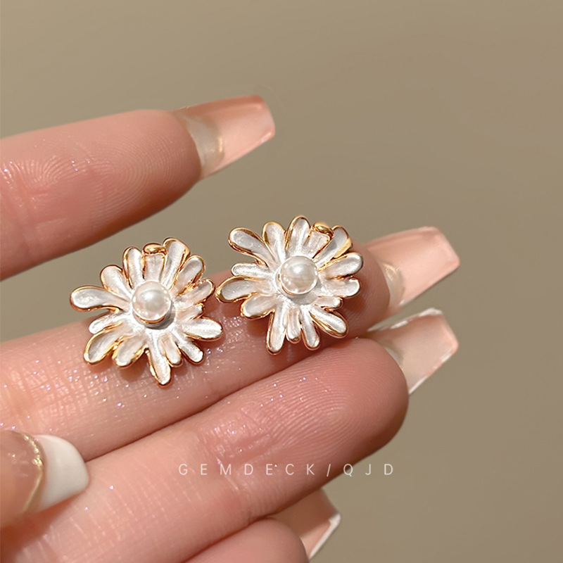 White glazed Daisy pearl stud earrings for women 2025 New bestseller earrings, unique and niche flower earrings with a sense of luxury full figure