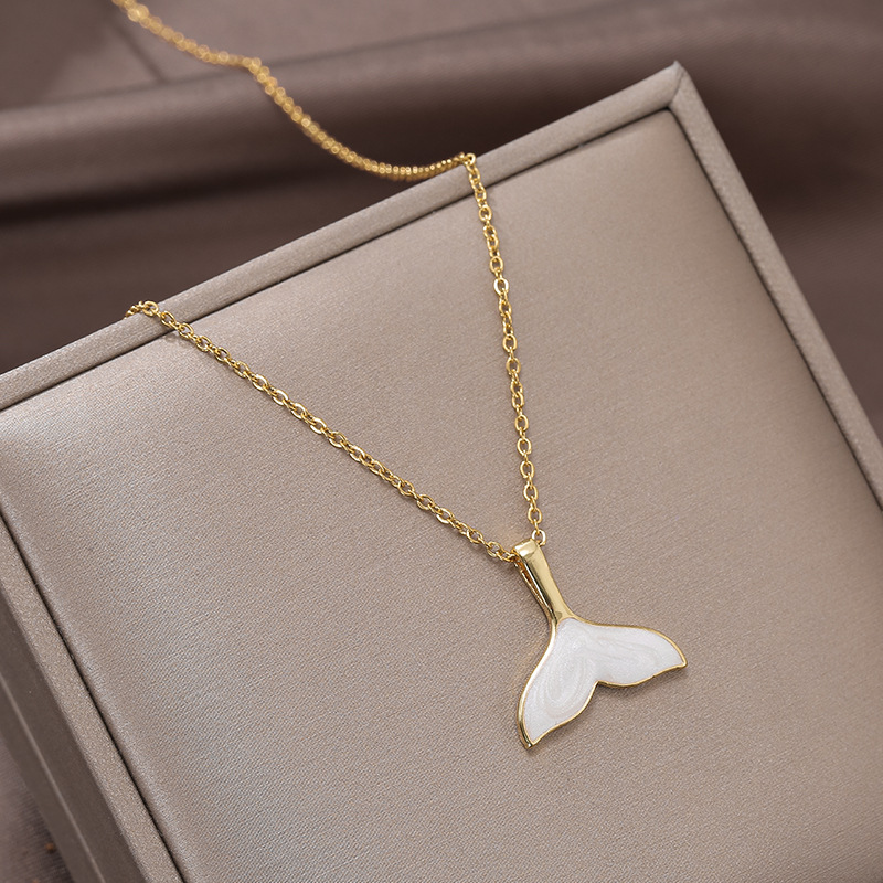 A simple 18k gold-plated oil-dripping fishtail pendant from Japan and South Korea, featuring a titanium steel chain with a unique design for women and a versatile collarbone chain full figure