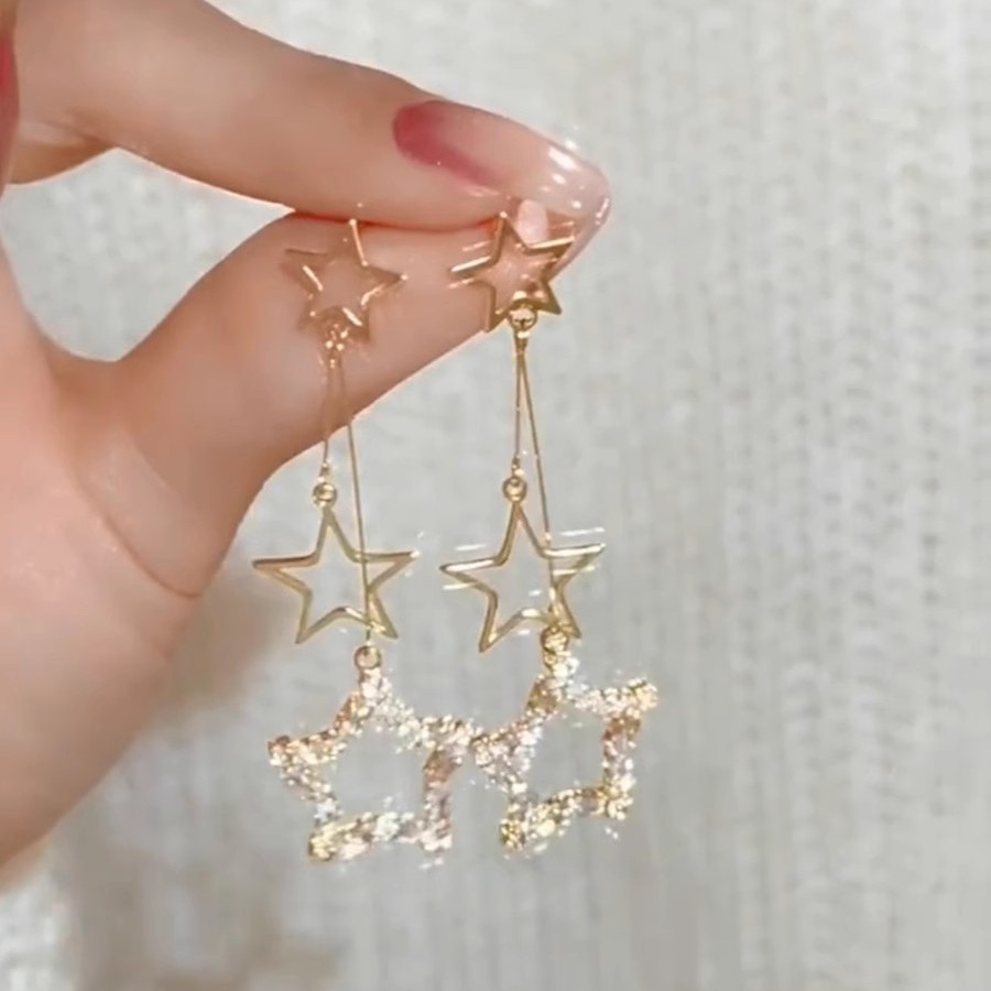 The light luxury five-pointed star long earrings exude a feminine charm, are fashionable and trendy, and have a high-end feel. They are unique Korean-style trendy earrings details Picture