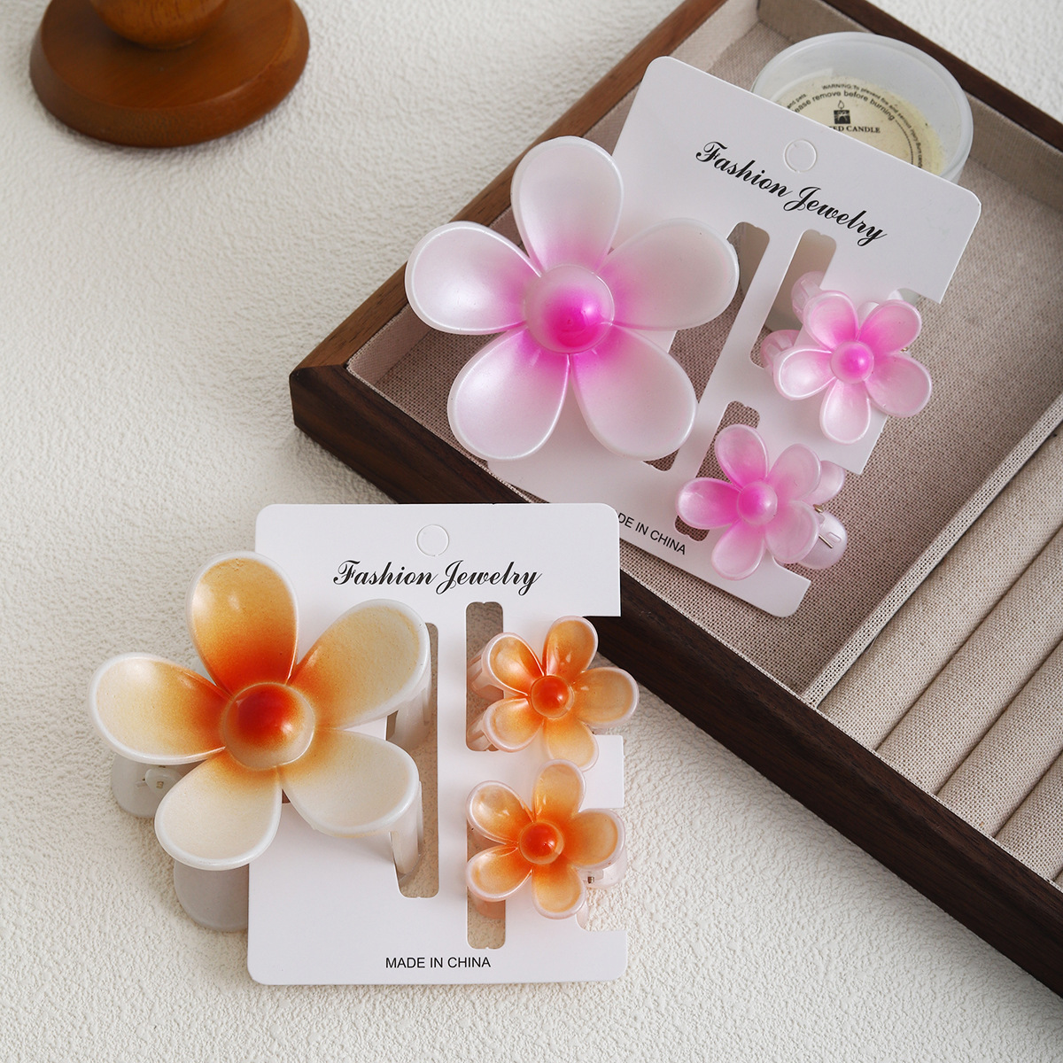 Super fairy has a ponytail flower hair clip at the back of her head, a shiny headwear clip on the side, and a simulated flower shark clip hair clip accessory Specification drawing