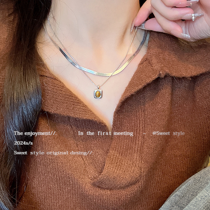 The Maillard double-layered tiger's eye necklace exudes a high-end feminine charm, is a niche and versatile piece. The snake bone chain has a sweet and cool style, and the collarbone chain is trendy Specification drawing