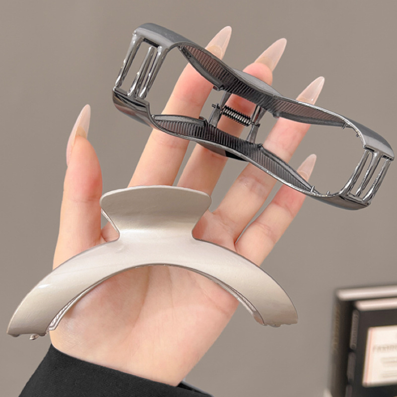 2024 New high-quality Korean hair clip, shark clip, women's metal arched high-end grabber, high-end hair accessory clip Application Scenario