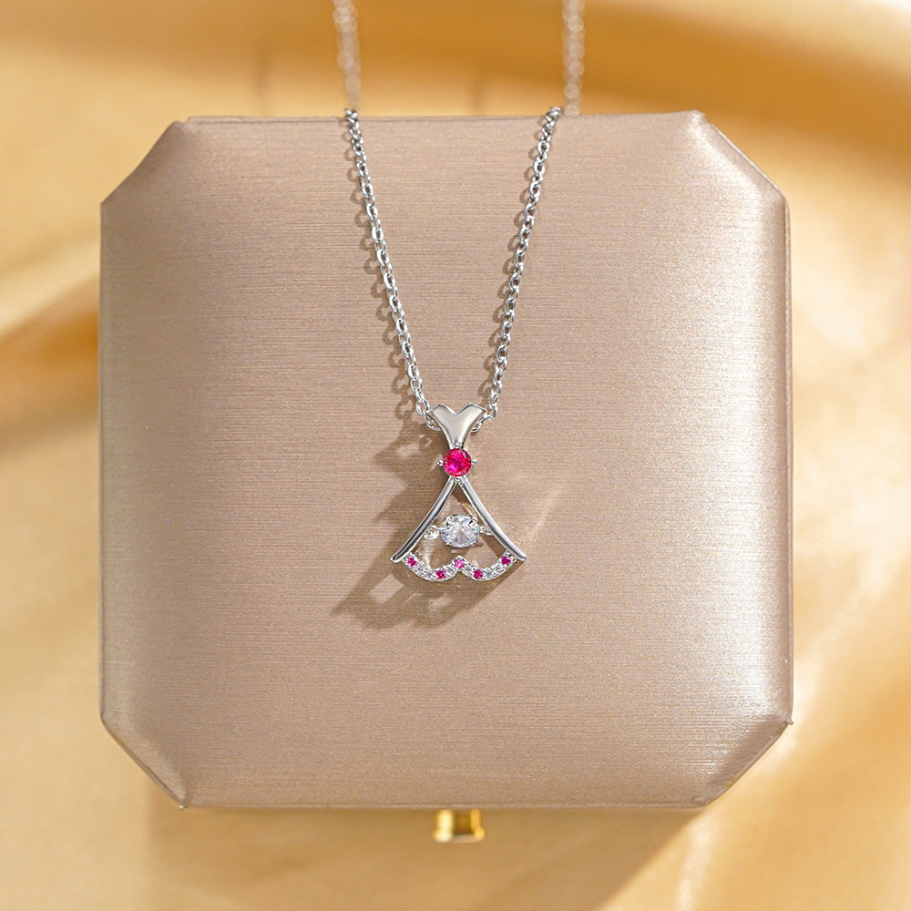 A small rose red zircon dress with a unique design sense from Japan and South Korea, a titanium steel pendant necklace, a simple silver and dynamic collarbone chain for women full figure