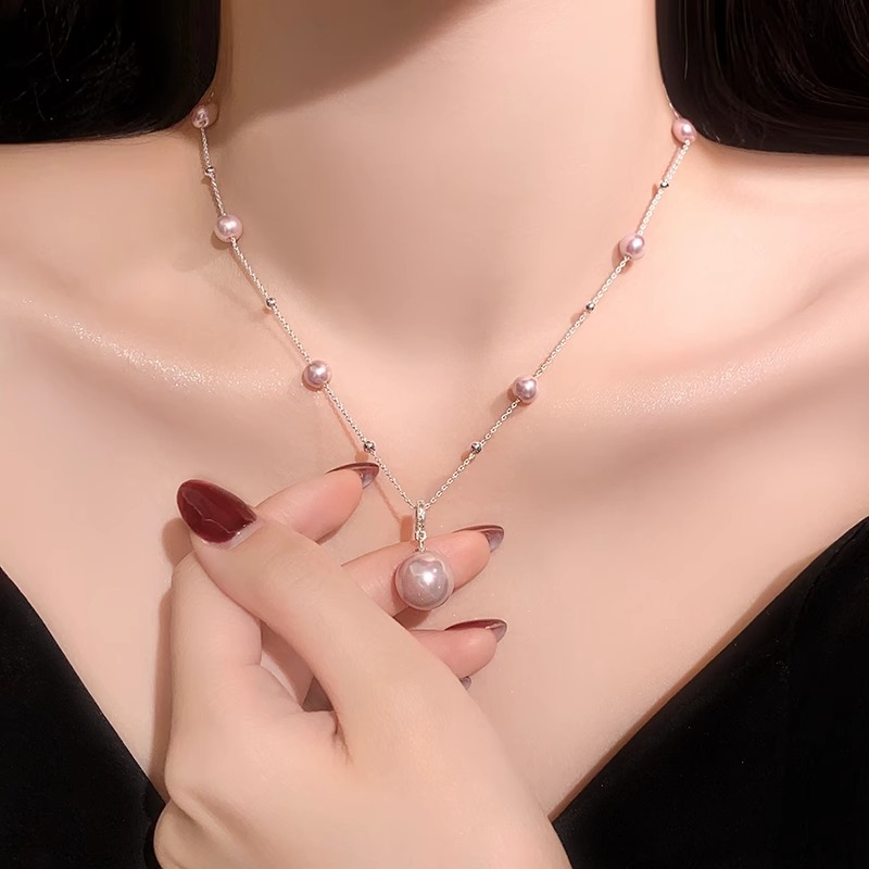 The Manta rose-colored pearl pendant necklace is a fashionable new design with a sense of light luxury and elegance. It is a neckchain and collarbone chain for women Application Scenario