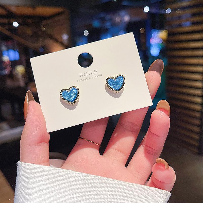 Blue heart-shaped stud earrings, a Korean Instags-style design, are small, cute and elegant. They are the same type of earrings that are popular on the Internet details Picture