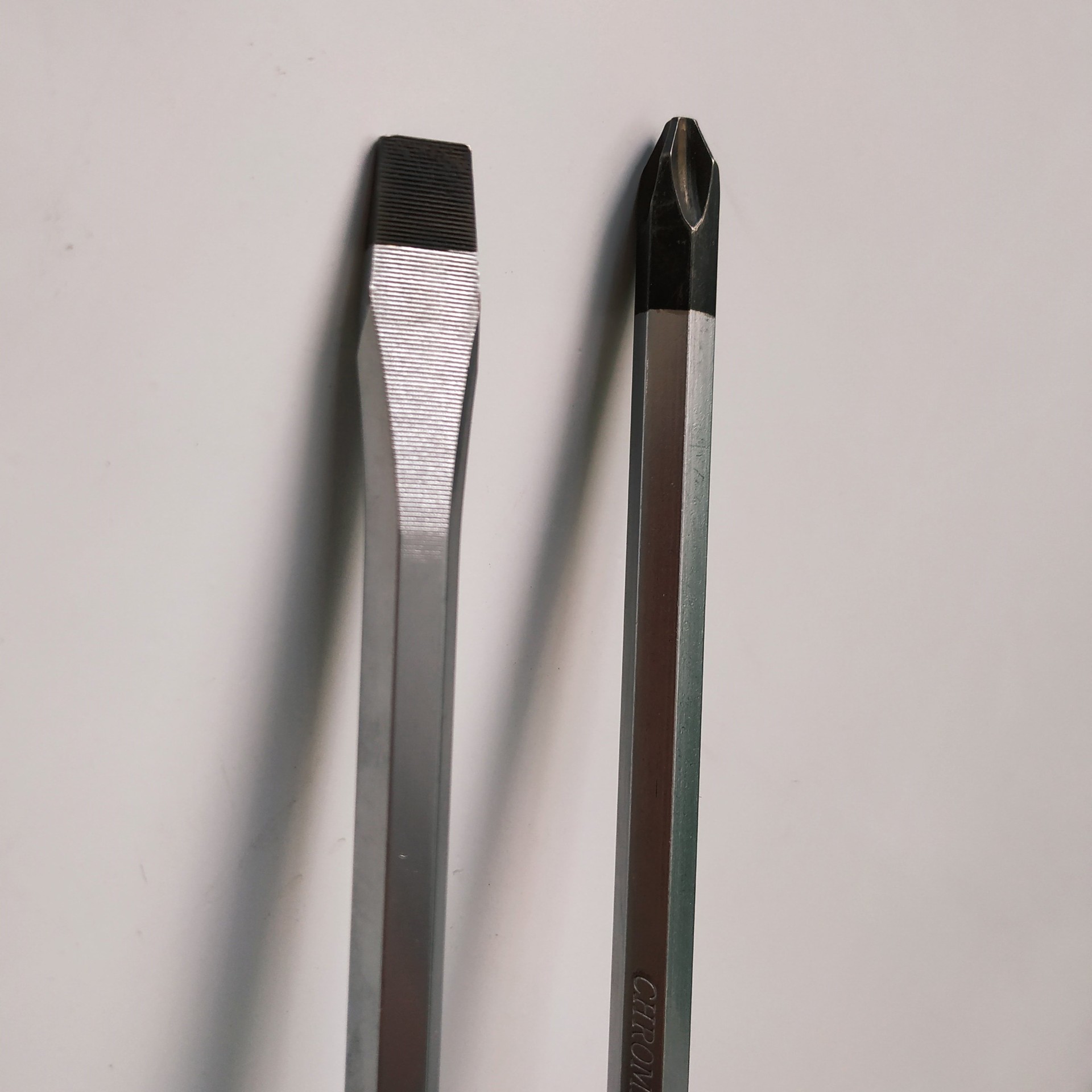Wholesale of 35 cm large screwdrivers from the manufacturer, including through-hole screwdrivers and magnetic flat-mouth screwdrivers Application Scenario