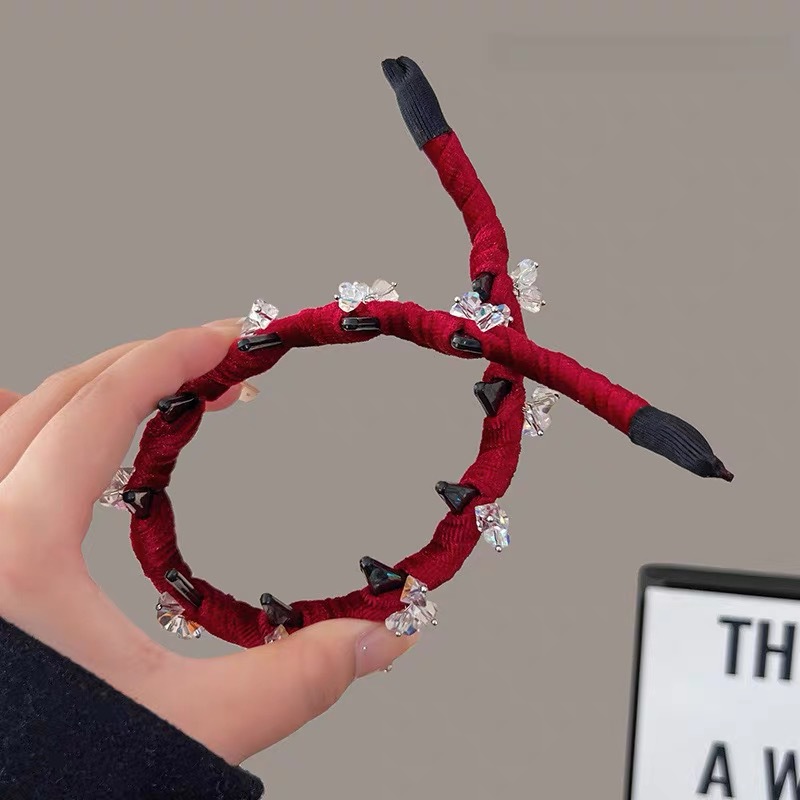 Light luxury velvet wavy hairband for women, 2025 new heavy heavy zircon high top headband, elegant and face-enhancing small hairpin Application Scenario