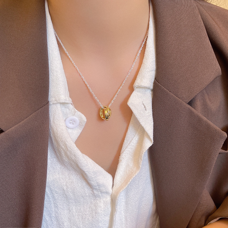 Golden double-ring circular pendant necklace for women, 2025 new style, light luxury style collarbone chain, high-end neckchain accessory details Picture