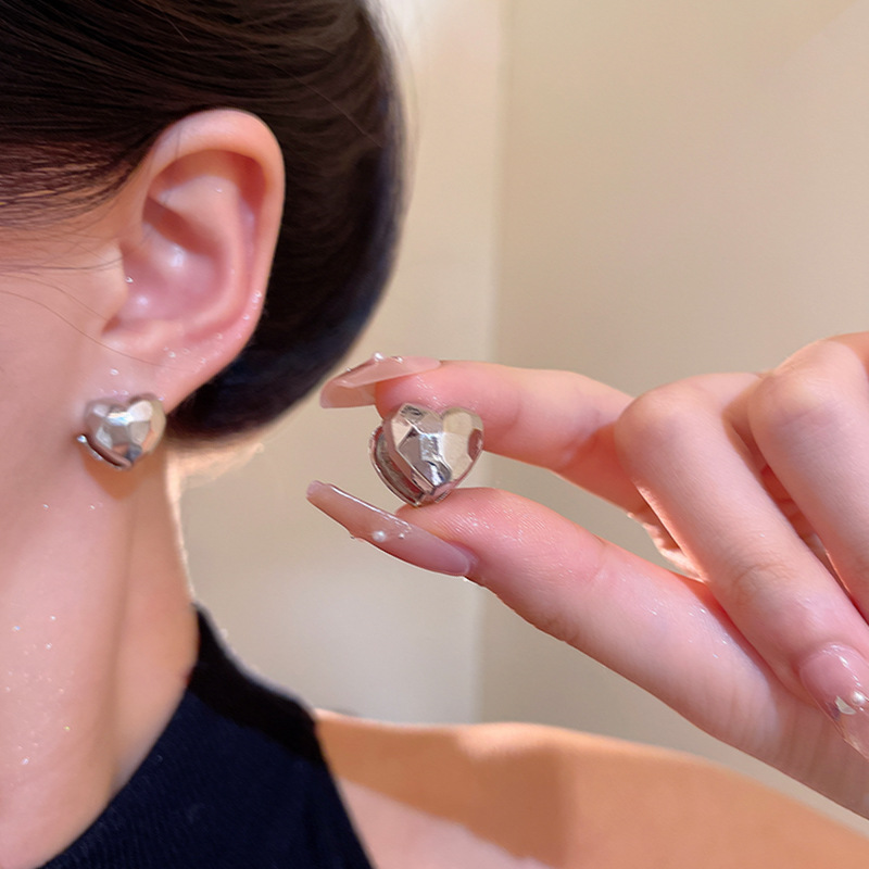 High-end double-sided heart-shaped earrings for women, summer 2025, light luxury, niche design, simple and elegant stud earrings details Picture