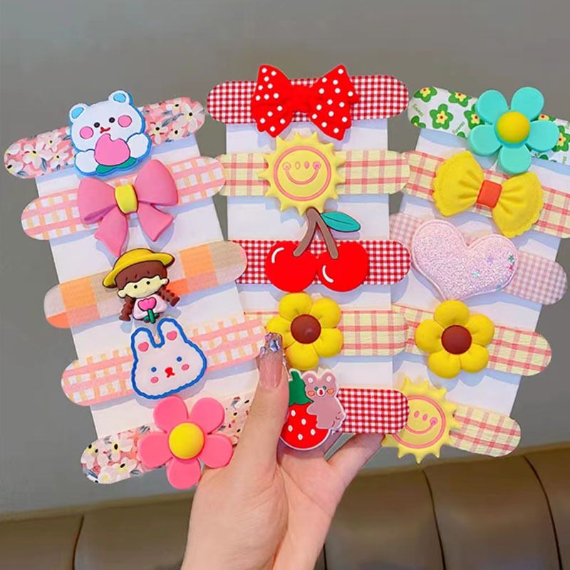 Baby short bangs, hair-breaking Velcro, a hair band that won't hurt girls' hair, and a hair clip that can be attached to the back of a baby's head. A perfect combing tool details Picture