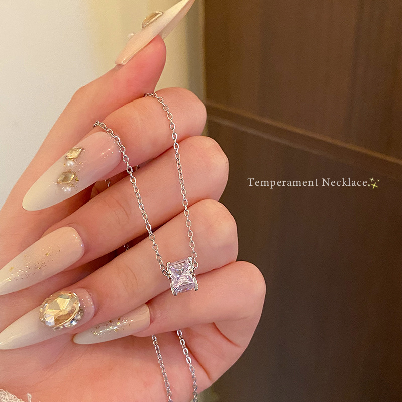 A silver square single diamond titanium steel necklace with a feminine design sense, a niche Internet celebrity cold style collarbone chain, a new light luxury accessory full figure