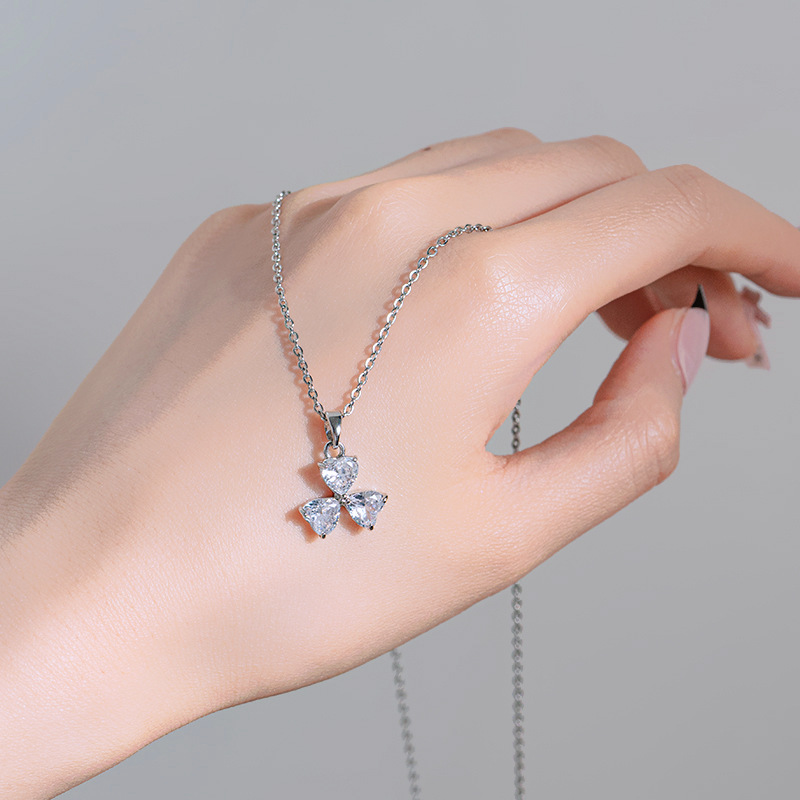 A Korean version of a niche design with three heart-shaped clover necklaces, simple and versatile for women, zircon pendant, and exquisite collarbone chain details Picture