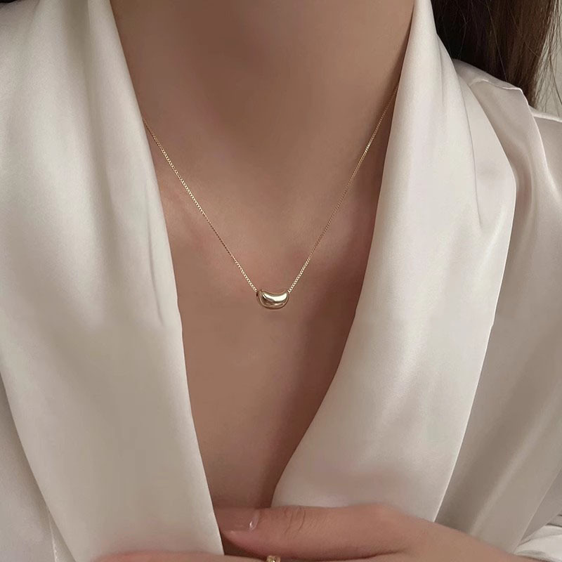 High-end and light luxury necklace, feminine and fashionable, with irregular flowers and versatile S925 silver collarbone chain, trendy ins necklaces Application Scenario