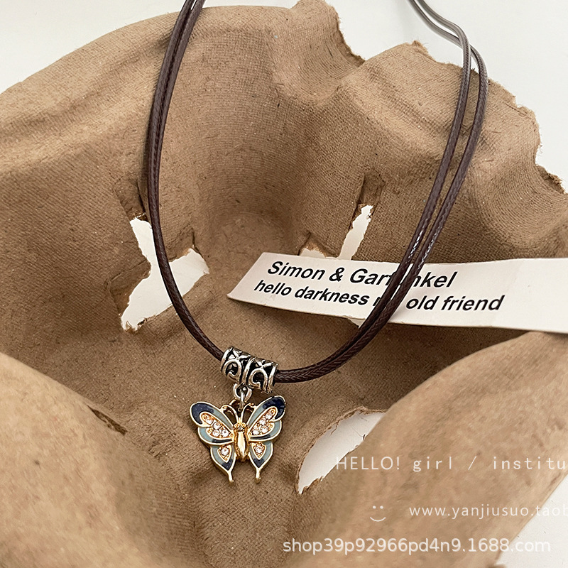 New Chinese-style retro butterfly pendant necklace for women, a 2024 new bestseller, light luxury and niche collarbone chain necklace accessory Application Scenario