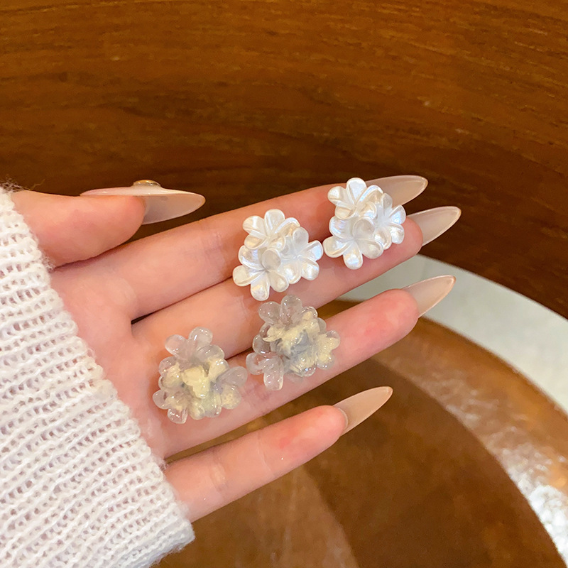Gradient rendering colored acrylic flower earrings, a unique and fresh female forest-themed fashion stud, are popular earrings on the Internet Specification drawing