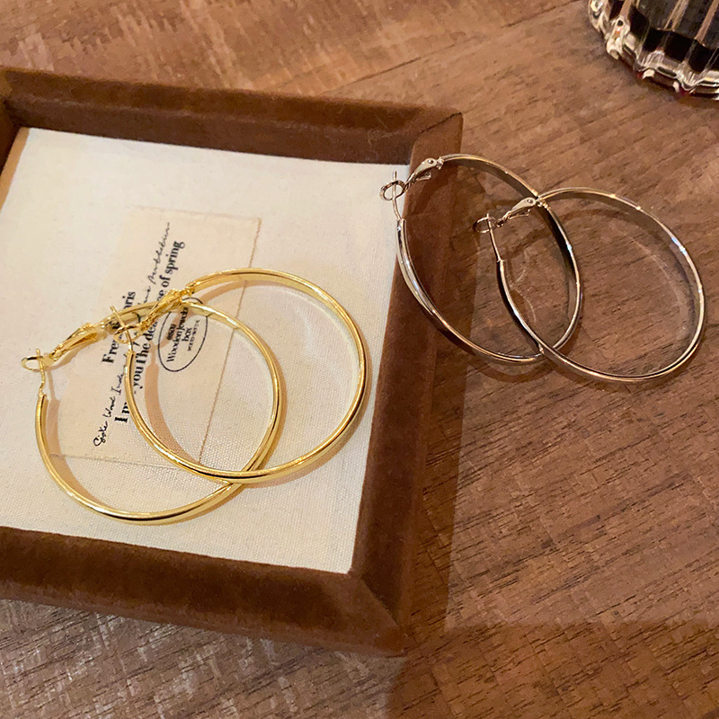 Cold and stylish ring ear earrings for women, European and American style, fashionable and elegant, high-end sense. Large plain ring earrings, a bestseller for women in 2025 Specification drawing