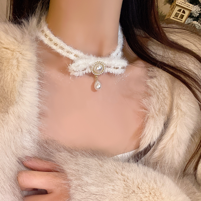 Autumn and winter plush Christmas pearl pendant necklace for women, a light luxury, niche and high-end look, a 2023 bestseller for mature women's necklaces and accessories full figure