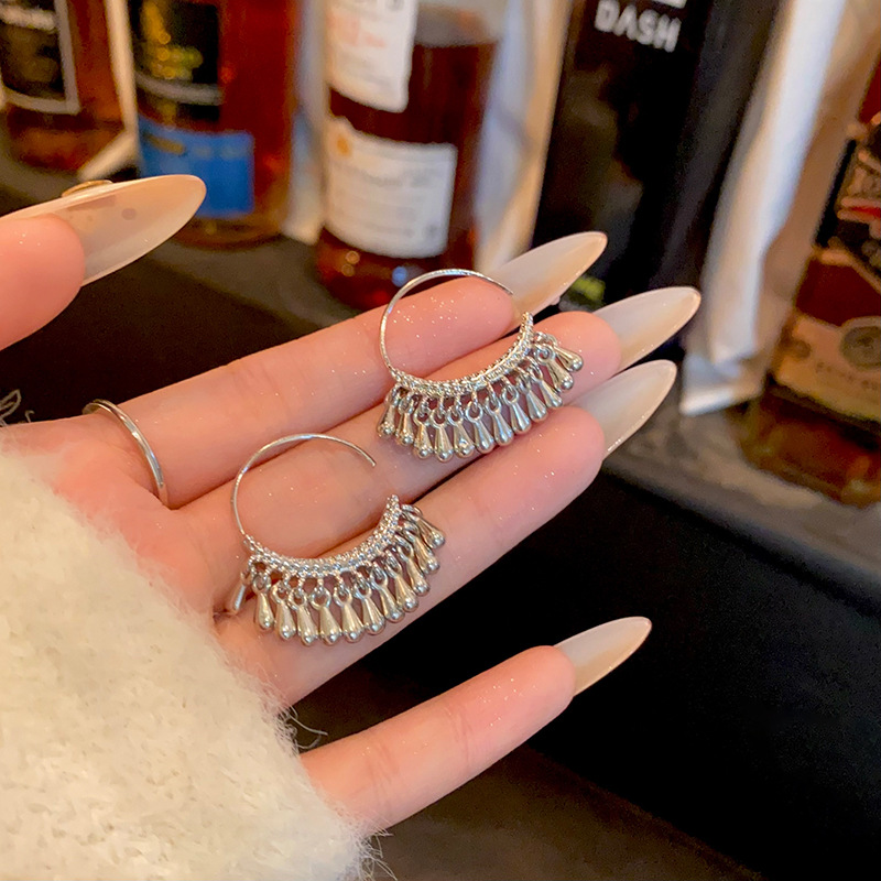 Cold and elegant water drop tassel earrings are versatile and unique for women. They are light luxury earrings with a high-end and elegant feel. They are exaggerated earrings full figure