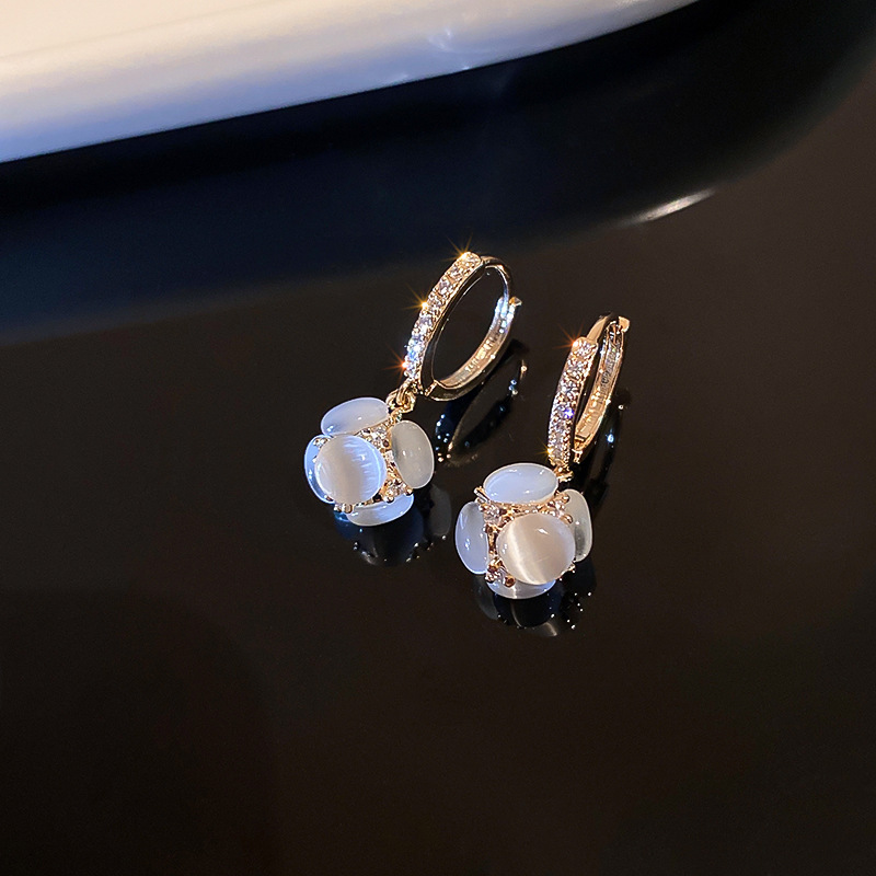 The cat-eye stone ear pendants from Dongdaemun, South Korea, exude a high-end and elegant feminine charm. They are fashionable and unique, featuring a popular hydrangea pendant full figure