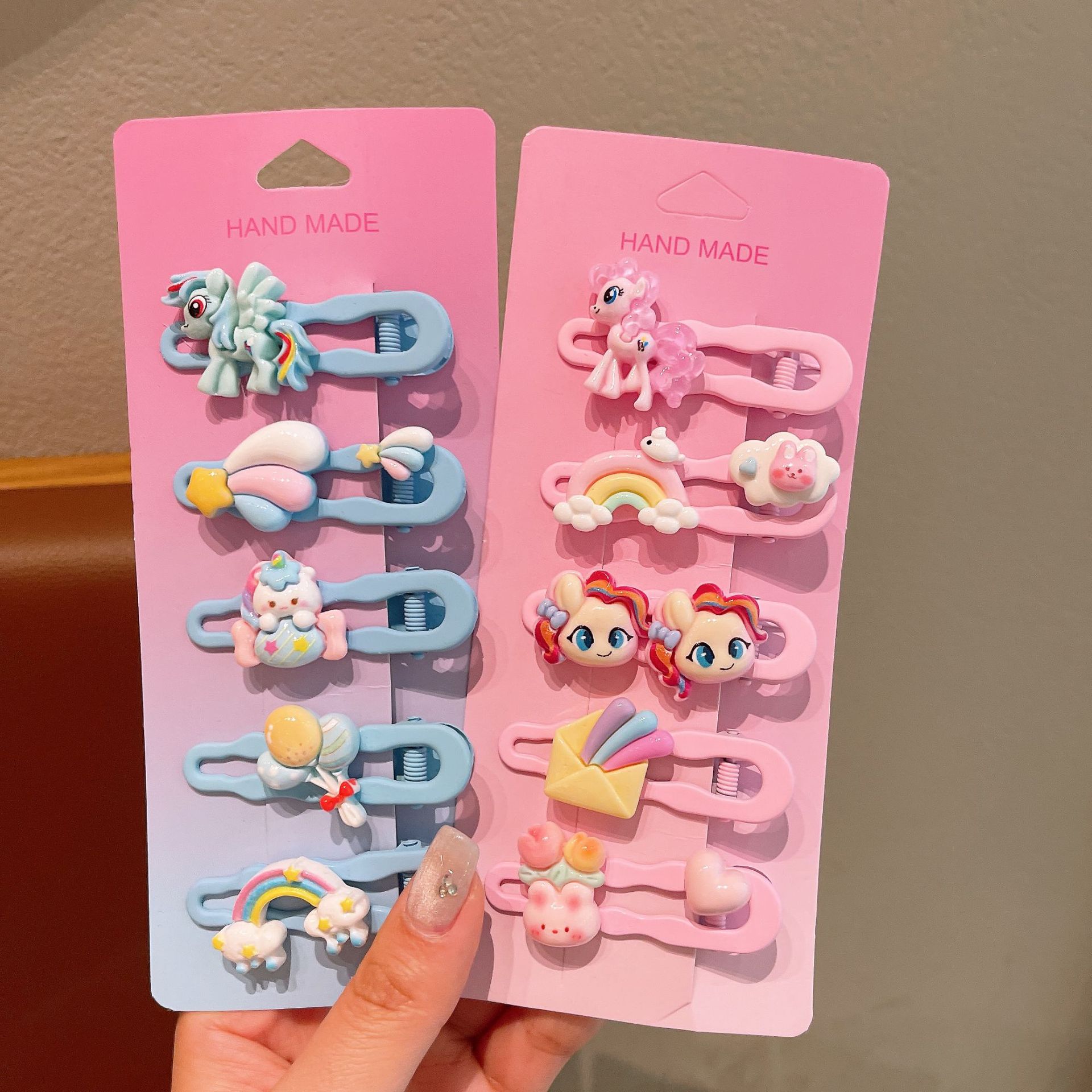 New cartoon My Little Pony seamless alloy hair clips, children's hair clips that won't damage hair, side clips, and girl bangs clips Application Scenario