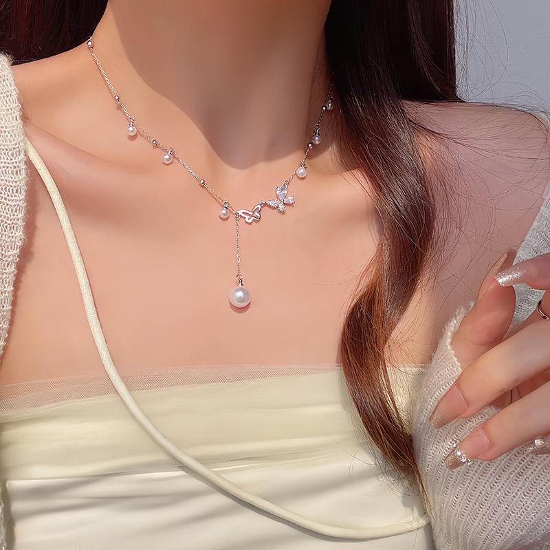 Ins-style butterfly pearl necklace, a light luxury and niche design for women, versatile and elegant, a popular collarbone chain accessory among Internet celebrities Specification drawing