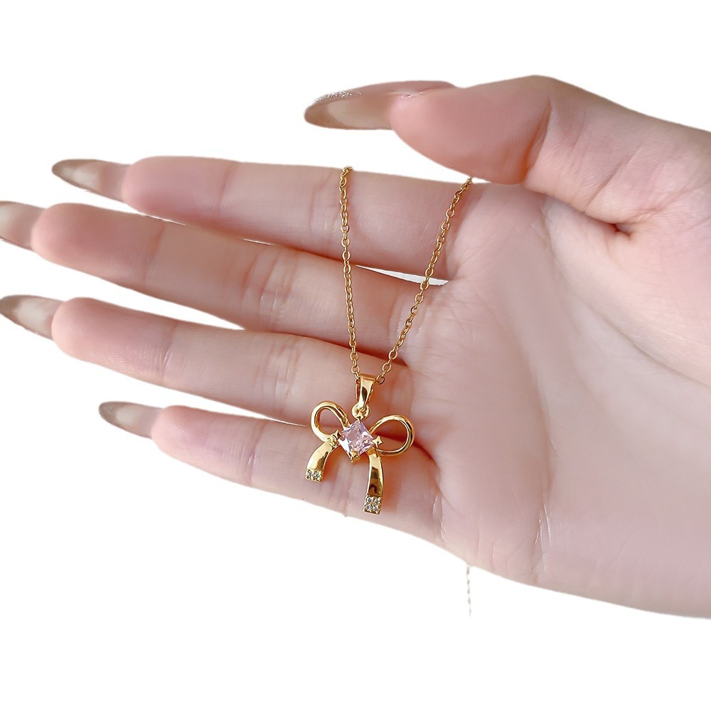 This fashionable and light luxury pink diamond bow necklace is a perfect match for women in summer. It exudes a unique collarbone charm and is a high-end pearl and diamond-encrusted accessory Item Picture