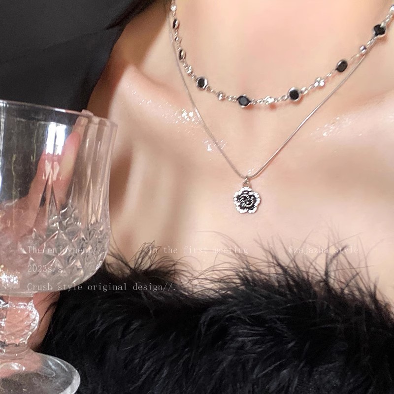 A double-layered black camellia pendant necklace with a feminine Chanel style, a niche design and a high-end feel. It's a hoodie chain and a collarbone chain full figure