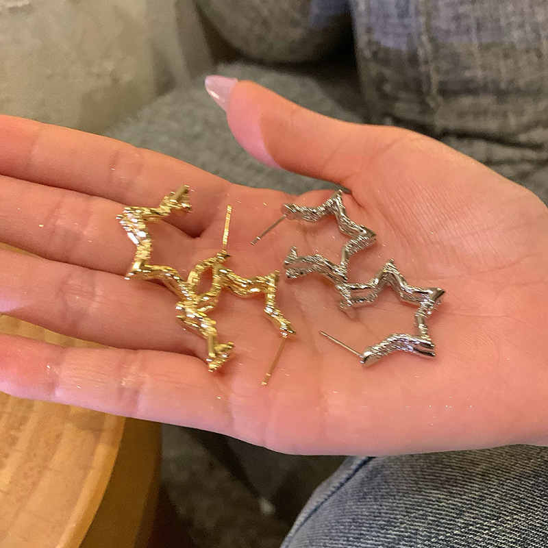 Women's double-layer hollowed-out minimalist metal earrings, five-pointed star stud earrings, cold style earrings, unique and elegant ear rings details Picture