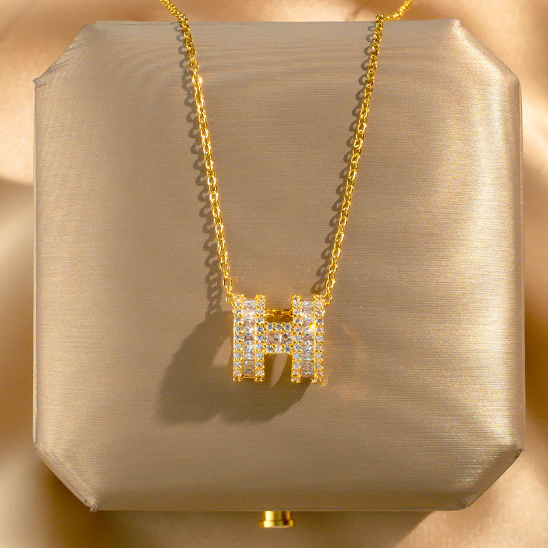 High-end full-diamond letter H necklace for women, set with exquisite square zircon pendant, a popular online hit collarbone chain wholesale full figure