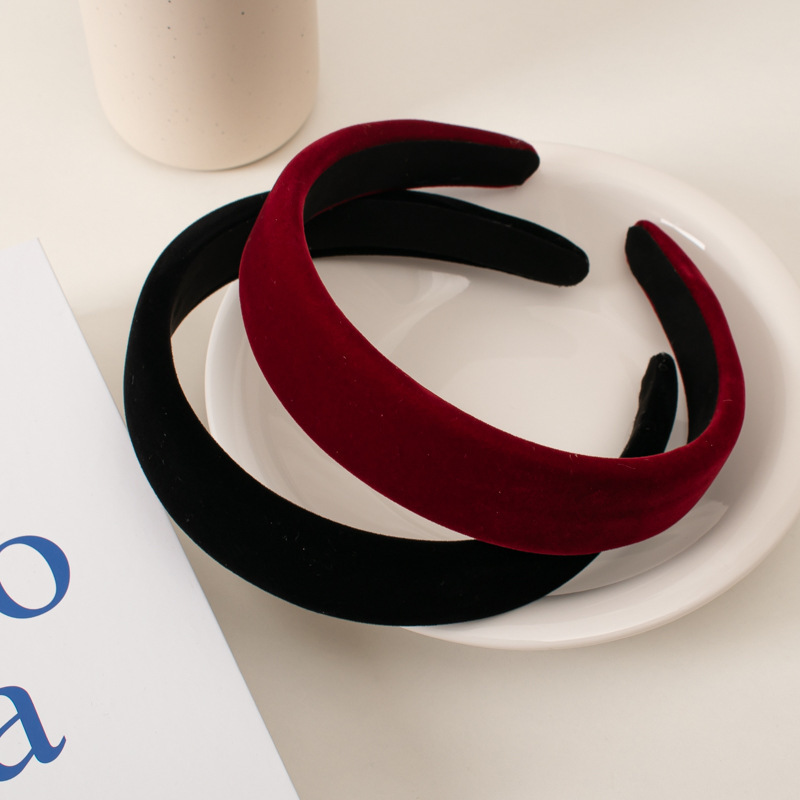 Retro wine red velvet thin sponge hairband for feminine charm, black outdoor compression headband, simple hair hole, Korean hair accessory Application Scenario