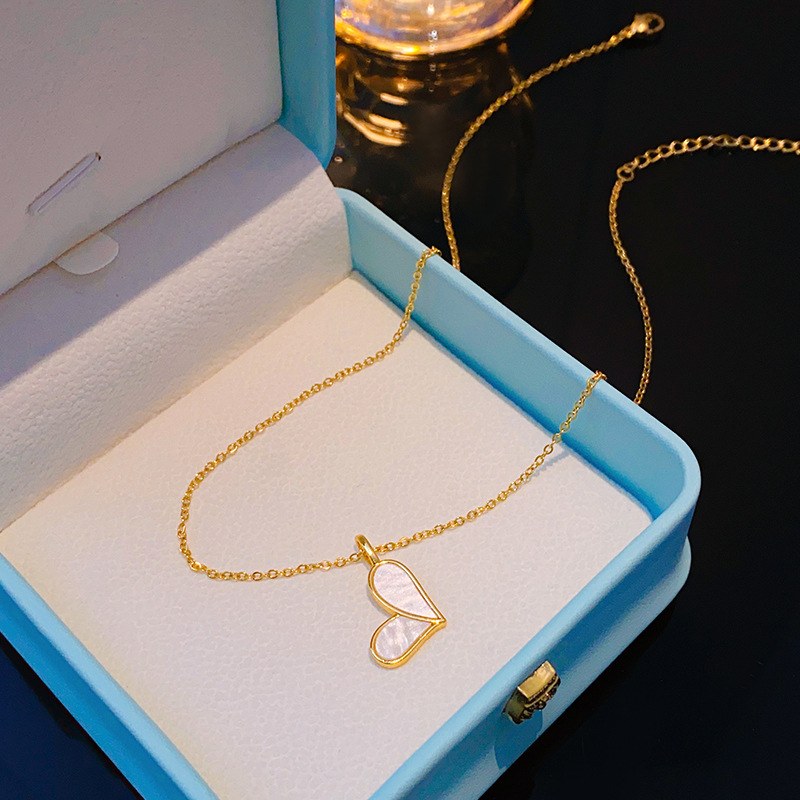 A white mother-of-pearl heart-shaped necklace with a unique design sense for women, a diamond-encrusted heart-shaped pendant, and a trendy light luxury style fashionable collarbone chain Specification drawing