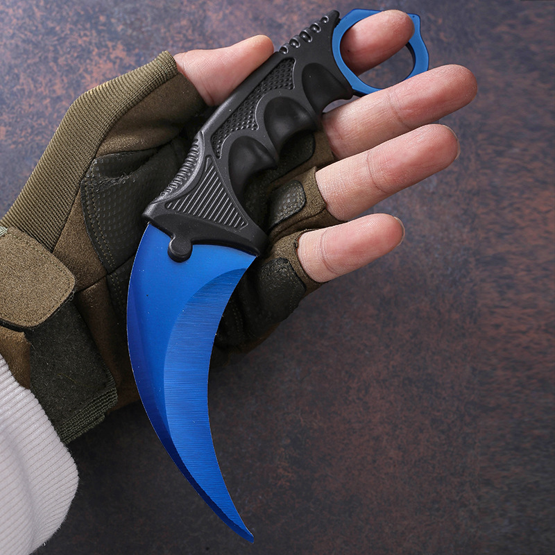 The original manufacturer's thickened claw knife, the same hand practice knife as the CSGO game, and the outdoor and wild curved knife Application Scenario