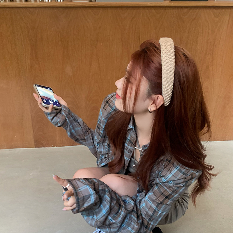 Autumn handcrafted knitted woolen hairbands, women's height-increasing cranial top wide-edge hairpins, facial cleansing headbands, hair accessories, and headwear Application Scenario