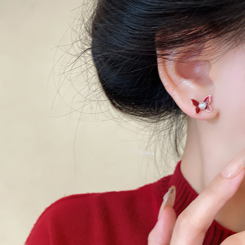Reddish-brown oil-dripping bow stud earrings for women, retro and light luxury pearl earrings, with a unique and high-end feel, versatile and exquisite earrings Application Scenario