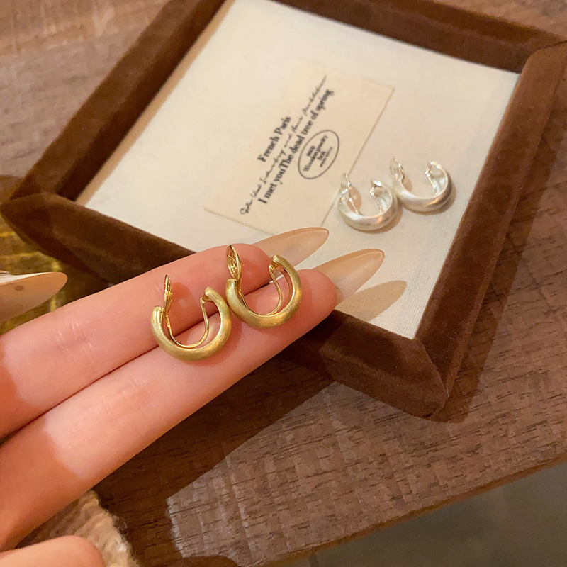 European and American simple metallic circle earrings, women's no-ear piercings mosquito repellent coils, ear clips, ear studs, geometric earrings wholesale Specification drawing