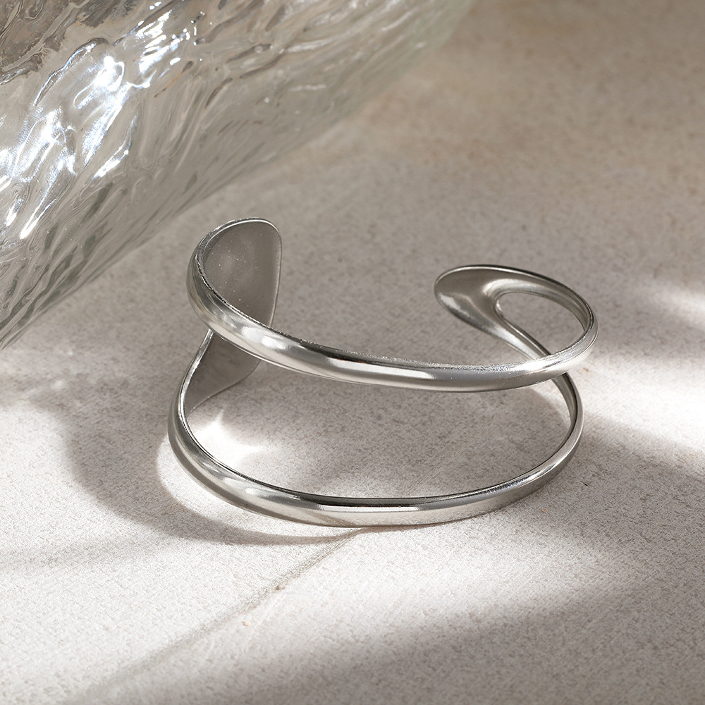 Cross-border best-selling minimalist titanium steel bracelet with gold plating and plain bezel, a high-end look for women, a rare and versatile European and American accessory wholesale Application Scenario