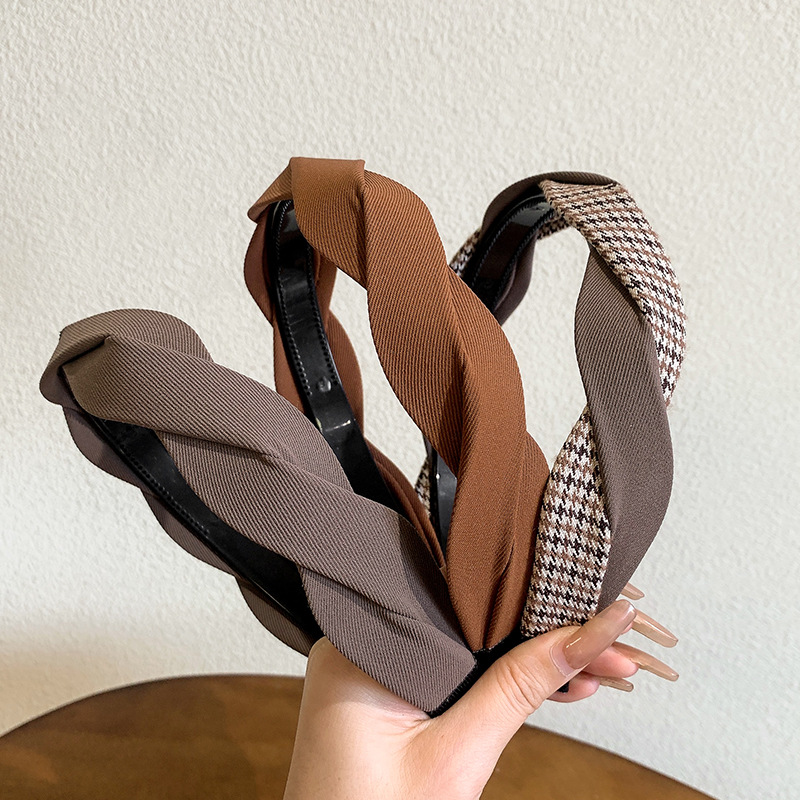 A retro and high-end braided hairband, a popular Korean female hair tie for adults, a wide-edge pressure headband, a high top hairpin full figure