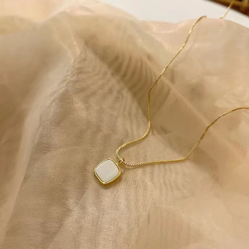 A light luxury, niche square shell necklace for women, 2023 new design, simple and elegant collarbone chain accessory Application Scenario