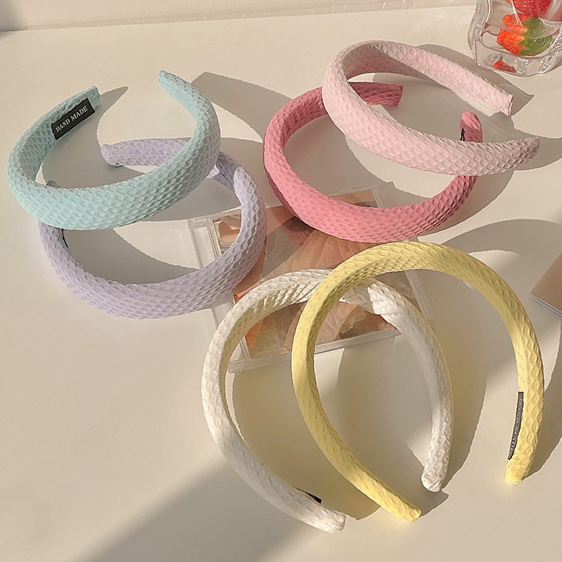 The new cream-colored waffle hairband from Spring and Autumn exudes an ethereal charm. The high top sponge wide hairband in candy color brings back a sweet and girlish vibe Application Scenario