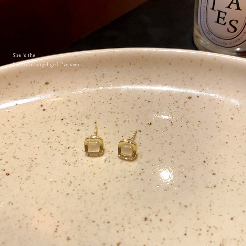Simple and elegant geometric cat's eye stud earrings, trendy and versatile square earrings for women on Instagram, 925 silver needle earrings Specification drawing