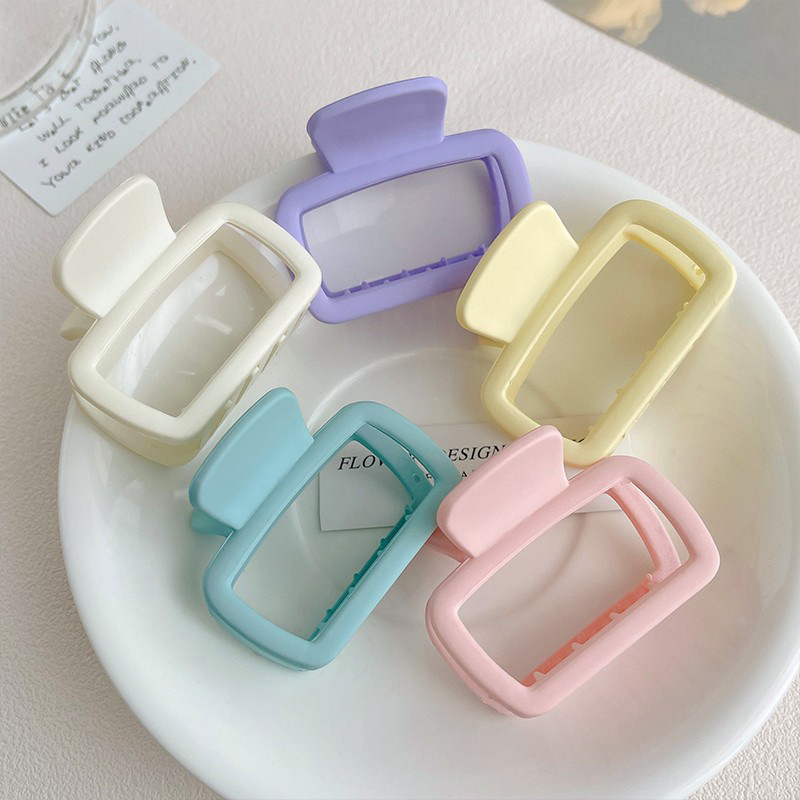 A new small cream-colored Korean hairpin with a small amount of hair, a shark hairpin at the back of the head, and a simple hairpin accessory details Picture