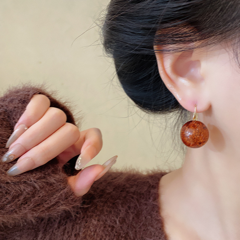 Maillard amber round ear buckles for women's autumn and winter atmosphere, classic earrings, high-end fashion, Internet celebrity earrings wholesale Application Scenario
